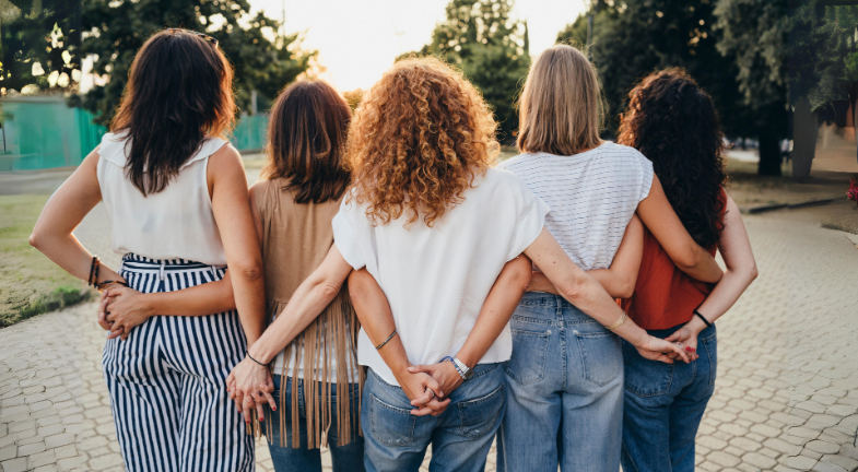 Eine Frauengruppe, hinter den Rücken gegenseitig die Hände haltend