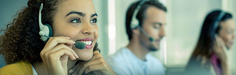  Drei Service-Mitarbeiter mit Headsets. Sie sind im Gespräch.
