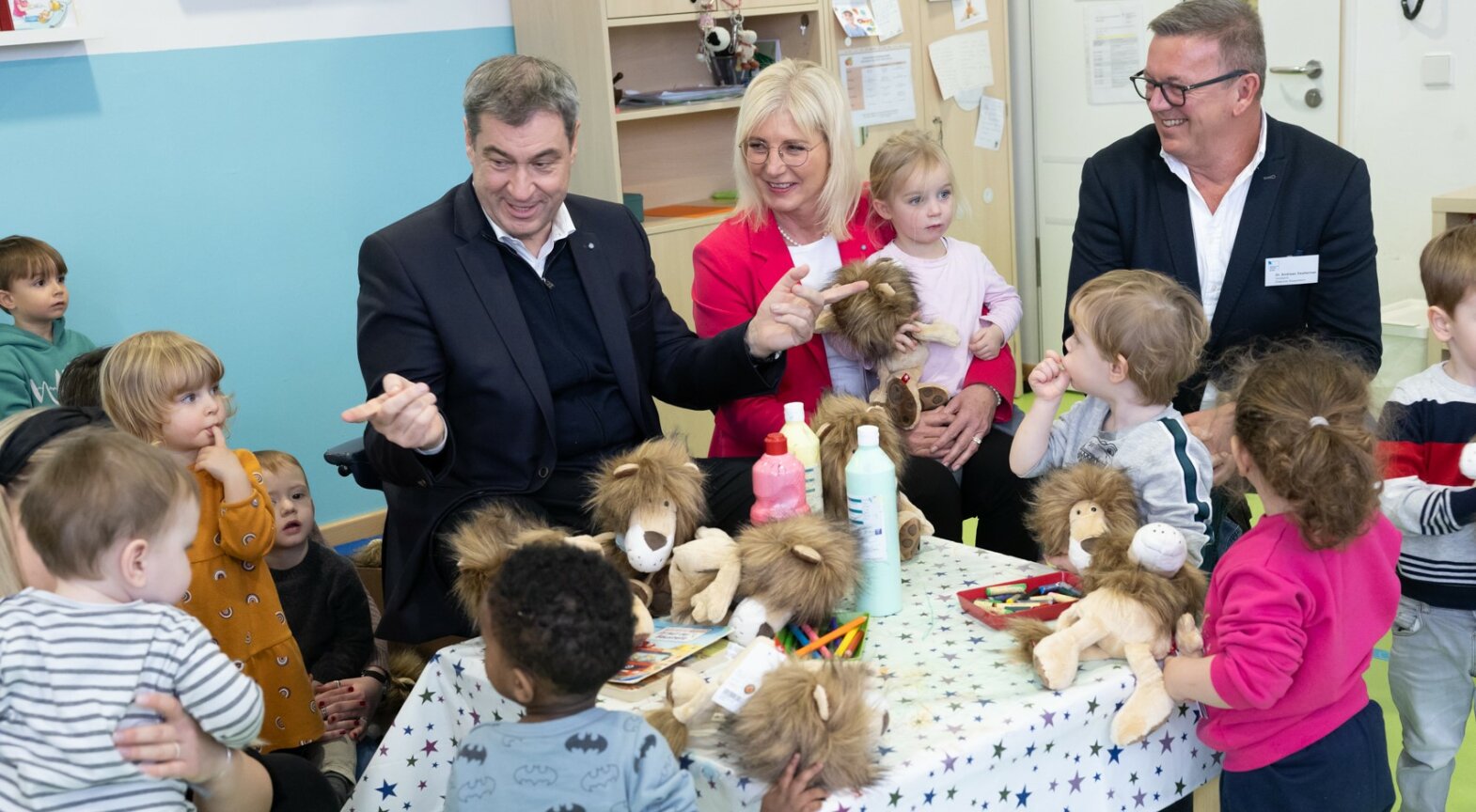 Familienministerin Ulrike Scharf und Ministerpräsident Dr. Markus Söder beim Besuch in der Sprachkita