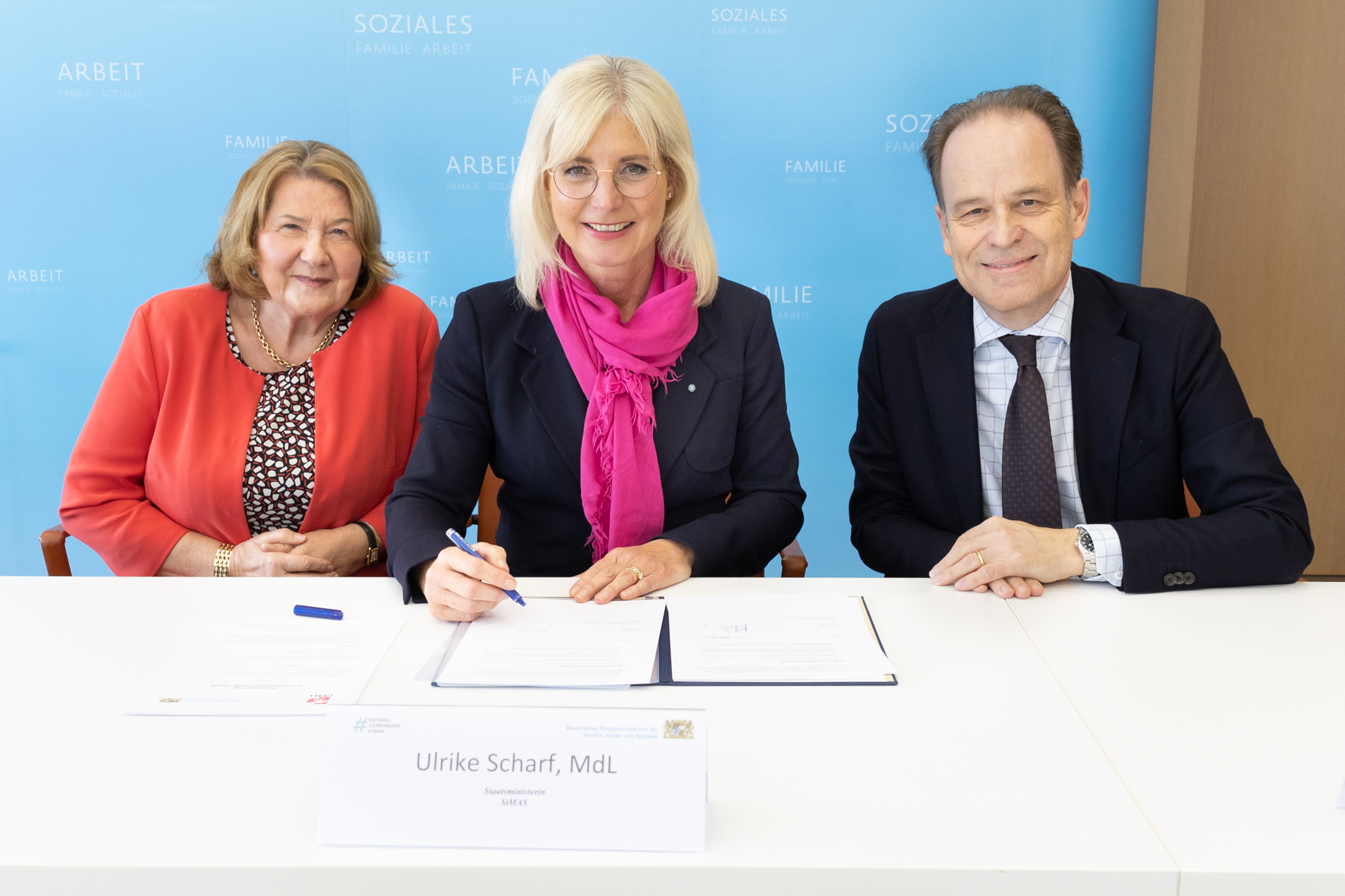 Ehrenamtsministerin Ulrike Scharf (Mitte), Ehrenamtsbeauftragte Eva Gottstein (links) und Georg Oeller, Vorstandsmitglied der GEMA