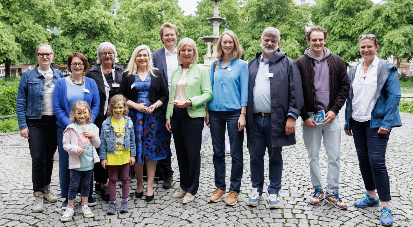 Das Foto zeigt Familienministerin Ulrike Scharf beim Aktionstag „Auf ein Eis mit ….“