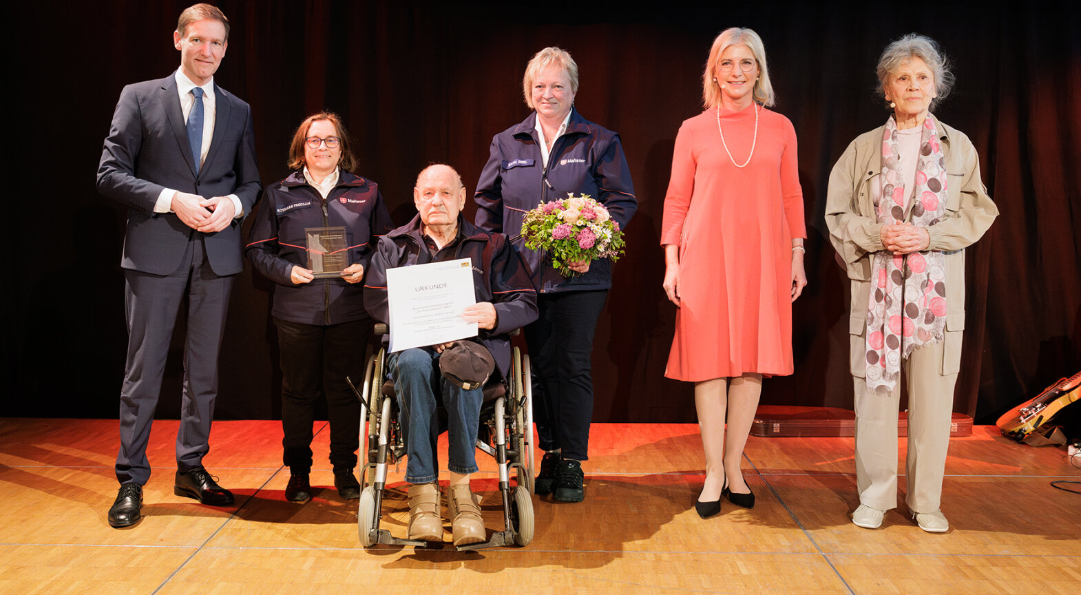 Das Foto zeigt die Preisträgerinnen und Preisträger mit Sozialministerin Ulrike Scharf, Antje Hagen, Schauspielerin und Botschafterin des Innovationspreises „Zu Hause daheim“ und Rainer Haselbeck, Regierungspräsident von Niederbayern