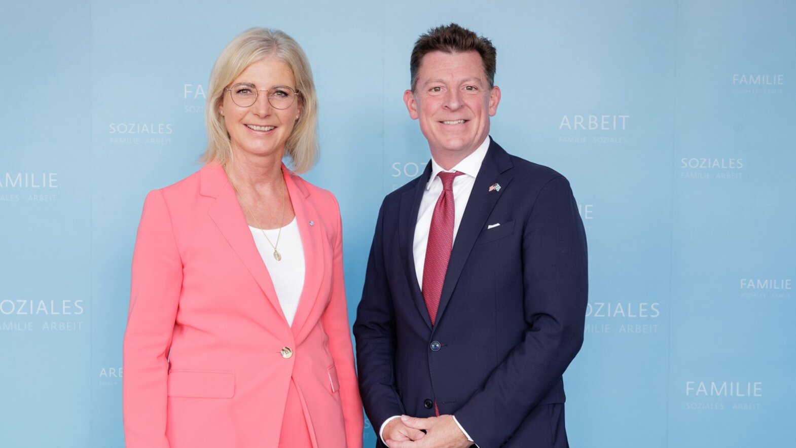 Das Foto zeigt: Sozialministerin Ulrike Scharf und US-Generalkonsul Timothy Liston