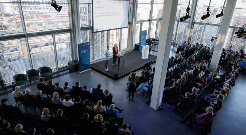 Das Foto zeigt Arbeitsministerin Ulrike Scharf beim Kongress „Zukunft in der Arbeit“ des Bayerischen Arbeitsministeriums