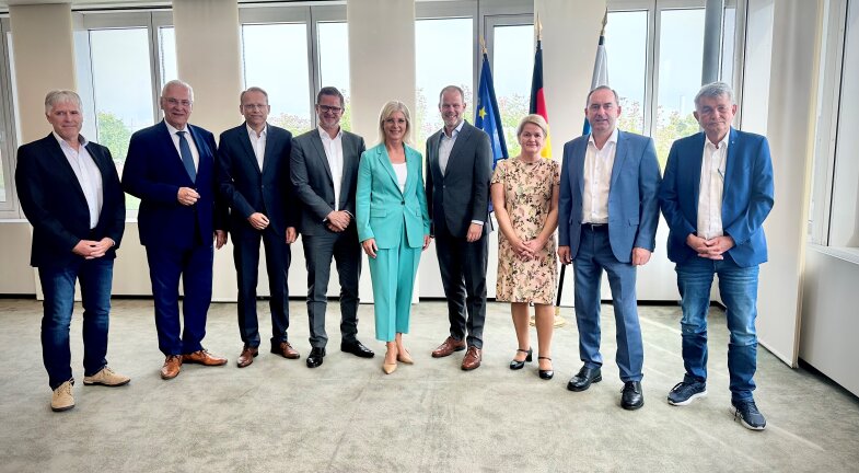 Gruppenbild mit StMin Ulrike Scharf