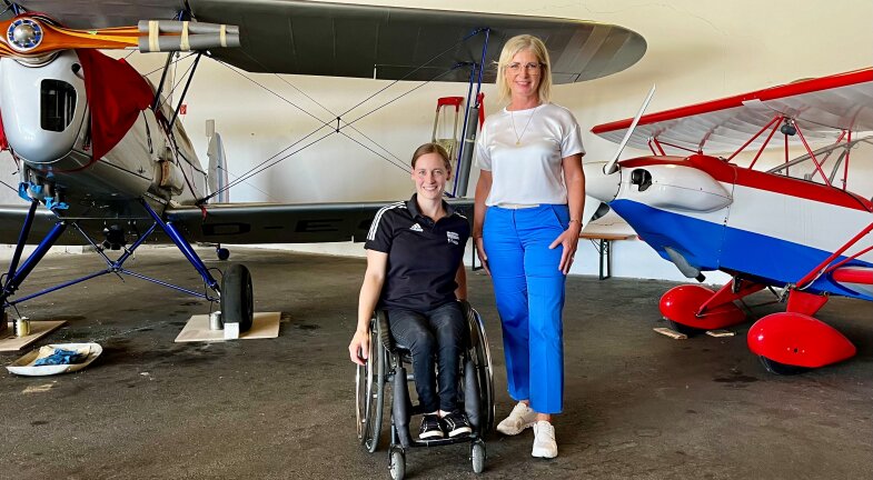 Das Foto zeigt: Anna Schaffelhuber und Sozialministerin Ulrike Scharf