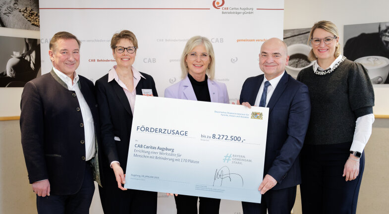 Das Bild zeigt die Übergabe des Förderschecks