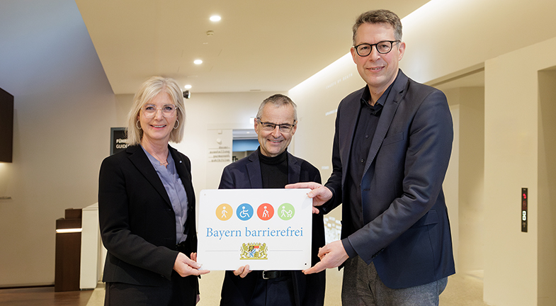 Das Foto zeigt die Übergabe des Signets Bayern barrierefrei