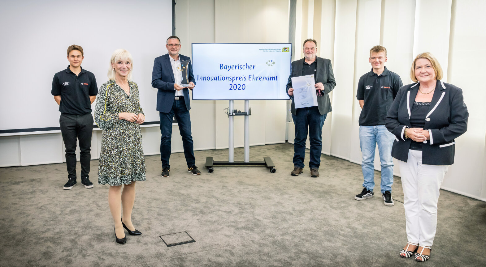 Das Foto zeigt von links nach rechts: Luis Magg, Staatsministerin Carolina Trautner, Thomas-Joachim Fritsch, Hermann Strunz, Leon Falger, Ehrenamtsbeauftragte Eva Gottstein