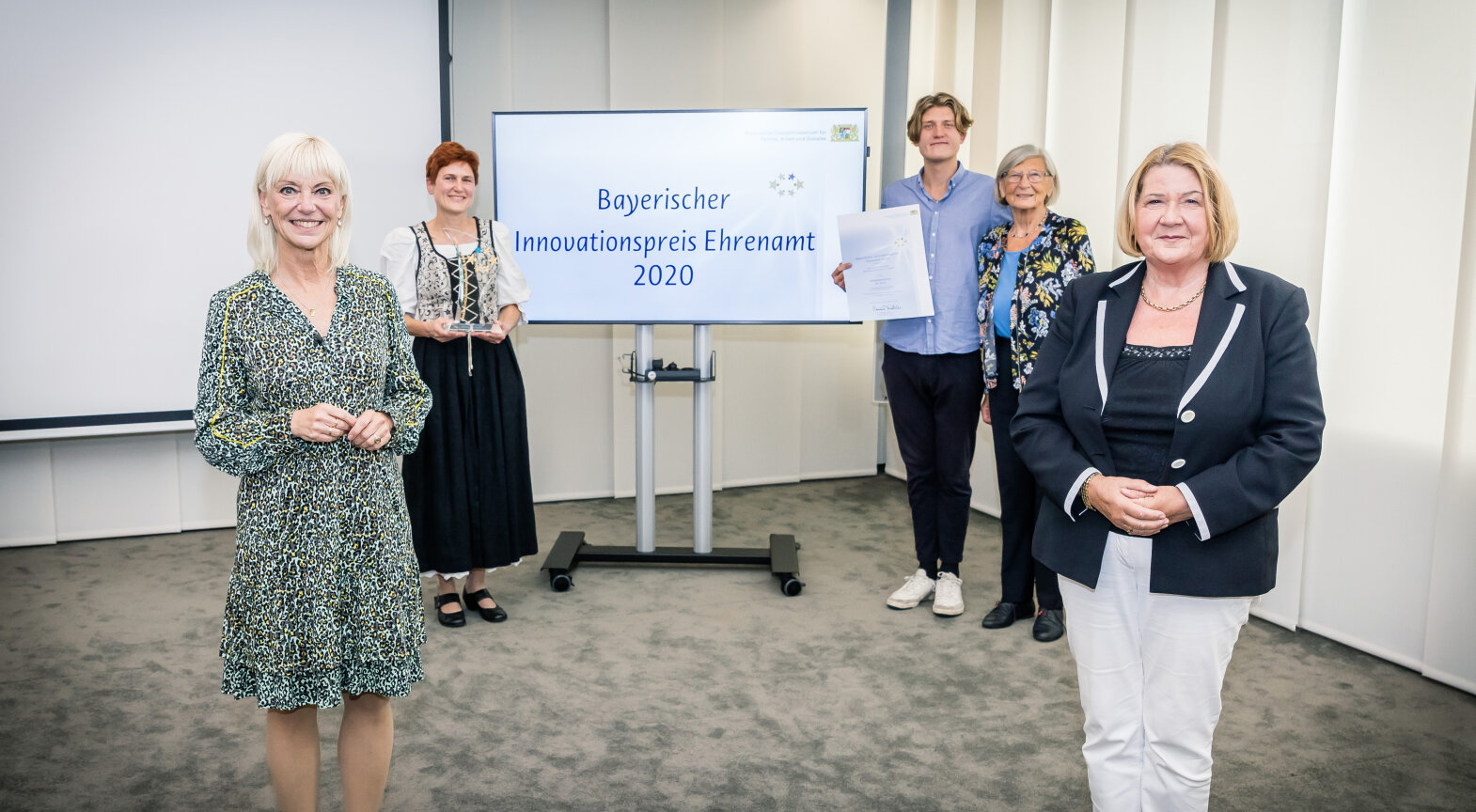Das Foto zeigt von links nach rechts: Staatsministerin Carolina Trautner, Angela Reither, Tom Reither, Ehrentraud Gallitz, Ehrenamtsbeauftragte Eva Gottstein